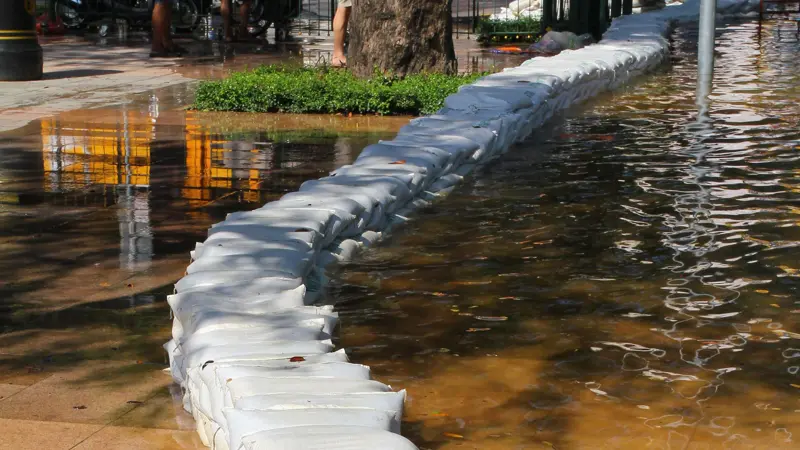 witte zandzakken opgestapeld voor waterkering